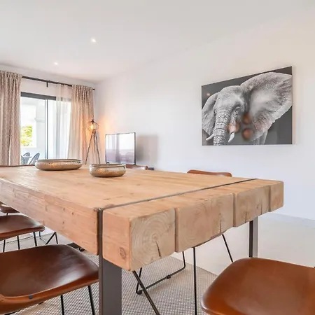 Beautiful In With Wifi, Outdoor Swimming Pool And Swimming Pool Lägenhet