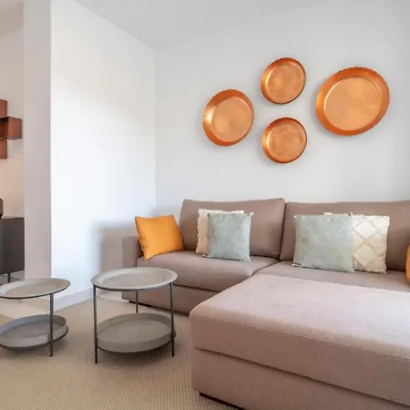 Beautiful In With Wifi, Outdoor Swimming Pool And Swimming Pool Lägenhet